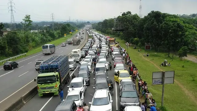 Kepadatan di Jalur Puncak di hari pertama 2018 (Liputan6.com/Achmad Sudarno)