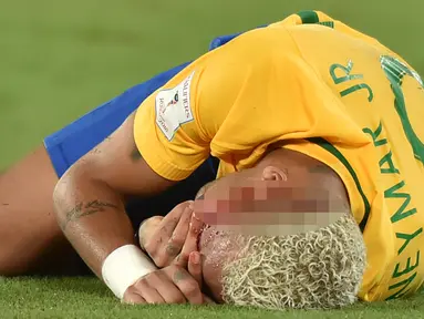 Neymar menutupi wajahnya yang penuh darah saat melawan Bolivia pada kualifikasi Piala Dunia 2018 di Stadion Dunas Arena, Brasil (6/10). Neymar mengalami luka setelah mendapat sikutan keras penyerang Bolivia, Yasmani Duk.  (AFP PHOTO/Nelson Almeida)