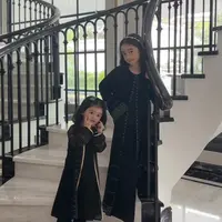 Tak hanya berjalan bak model, kedua sepupuan ini juga berfoto gemas dengan pakaian serba hitamnya. [@nsyakieb85]