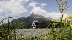 Pebalap Belanda, Tom Dumoulin, beraksi di Etape 18 Tour de France yang menggelar nomor individual time-trial berjarak 17 km antara Sallanches dan Megeve, Prancis, (21/7/2016). (AFP/Kenzo Tribouillard)