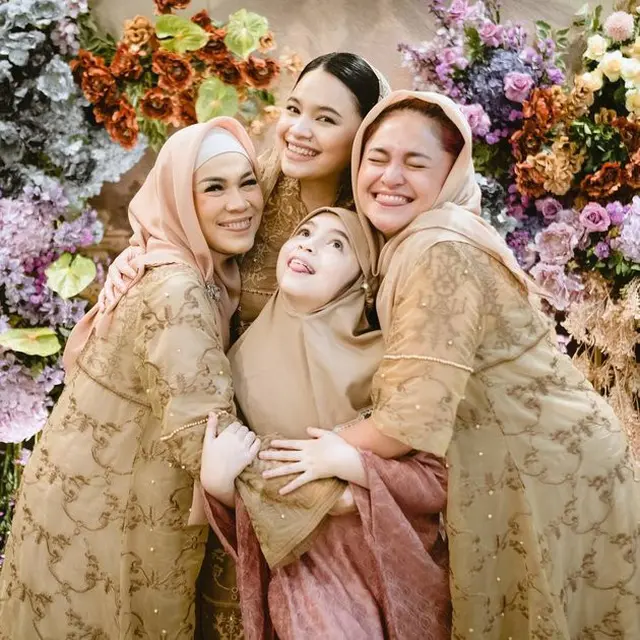 6 Potret Marshanda di Pengajian Pranikah Sang Adik, Tampil Pakai Kerudung