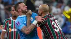 Pemain Manchester City, Kyle Walker (kiri) bersitegang dengan pemain Fluminense, Felipe Melo setelah laga final Piala Dunia Antarklub 2023 di King Abdullah Sports City, Jeddah, Arab Saudi, Sabtu (23/12/2023) dini hari WIB. (AFP/Giuseppe Cacace)