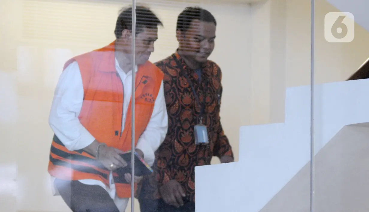 Direktur Pemasaran PTPN III (Persero) sekaligus merangkap Komisaris Utama PT KPBN I Kadek Kertha Laksana memasuki gedung KPK untuk pemeriksaan di Jakarta, Rabu (4/12/2019). Kadek diperiksa sebagai tersangka terkait kasus dugaan suap distribusi gula di PTPN III Tahun 2019. (merdeka.com/Dwi Narwoko)