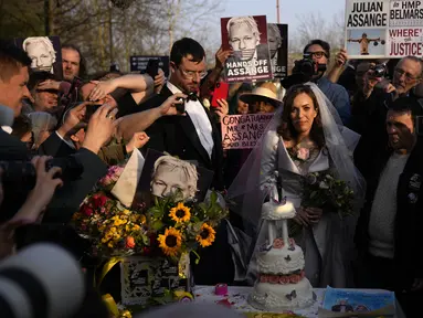 Stella Moris berbicara kepada media dan pendukung usai memotong kue pengantin setelah menikah dengan Pendiri WikiLeaks Julian Assange pada layanan pernikahan kecil yang diadakan dalam penjara keamanan tinggi Belmarsh, London, Inggris, 23 Maret 2022. (AP Photo/Matt Dunham)
