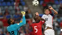 Gelandang tim nasional Amerika Serikat (AS) Christian Pulisic (kanan) beraksi melawan Trinidad-Tobago pada laga Kualifikasi Piala Dunia 2018 di Couva, Selasa (10/10/2017). (AFP/Luis Acosta)