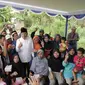 Cawako Palembang Sarimuda berfoto bersama warga Kecamatan IB 1 Palembang dan pendukungnya (dok.istimewa / Nefri Inge)