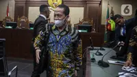 Terdakwa kasus dugaan korupsi penyediaan infrastruktur base transceiver station (BTS) 4G dan infrastruktur pendukung paket 1, 2, 3, 4 dan 5 dari BAKTI Kementerian Komunikasi dan Informatika (Kemenkominfo) tahun 2020 sampai 2022 Yohan Suryanto meninggalkan ruang sidang usai menjalani sidang dengan agenda pembacaan putusan sela oleh Majelis Hakim di Pengadilan Tipikor, Jakarta, Selasa (18/7/2023). (Liputan6.com/Johan Tallo)