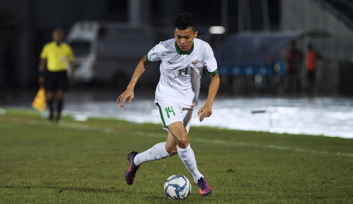 Pemain Timnas Indonesia U19, Feeby Eka Putra mencetak hattrick saat melawan Timnas U-19 Filipina pada laga Grup B Piala AFF U-18 di Thuwunna Stadium, Myanmar, Kamis (8/9). Indonesia menang 9-0. (AFP/Ye Aung Thu)