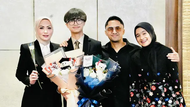 Potret 6 Anak Artis Wisuda Didampingi Dua Ibu, Makin Terasa Lengkap