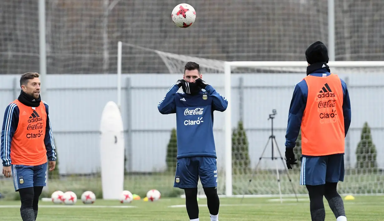 Striker Argentina, Lionel Messi, saat mengikuti sesi latihan jelang laga persahabatan di Moscow, Rusia, Selasa (7/11/2017). Argentina akan berhadapan dengan Rusia dan Nigeria. (AFP/Kirill Kudryavtsev)
