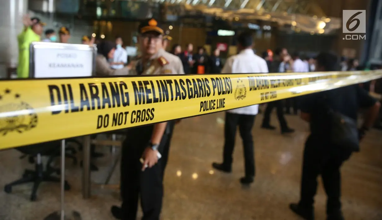 Petugas berjaga dekat garis polisi yang terpasang setelah ambruknya Selasar Tower II Gedung Bursa Efek Indonesia (BEI), Jakarta, Senin (15/1). Belum diketahui penyebab robohnya langit-langit Tower II gedung BEI tersebut. (Liputan6.com/Johan Tallo)