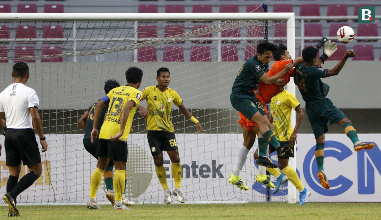 Kiper Barito Putera, Muhammad Riyandi (kedua dari kanan) berusaha menangkap bola saat menghadapi Persikabo 1973 dalam laga matchday ke-3 Grup A Piala Menpora 2021 di Stadion Manahan, Solo, Selasa (30/3/2021). Barito Putera bermain imbang 2-2 dengan Persikabo 1973. (Bola.com/Ikhwan Yanuar)