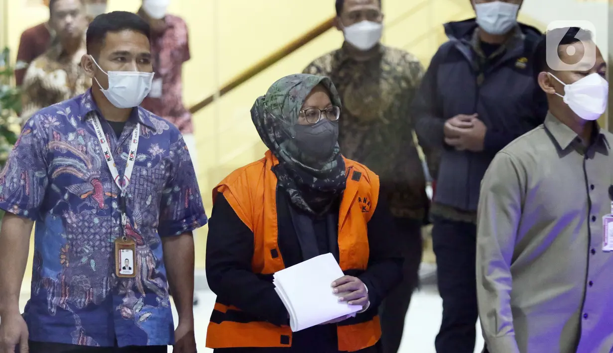 <p>Bupati Bogor 2018-2023, Ade Yasin (tengah) bersiap menjalani rilis penetapan tersangka di Gedung KPK, Jakarta, Kamis (28/4/2022). Ade Yasin ditahan KPK terkait dugaan suap pengurusan laporan keuangan Pemerintah Kabupaten Bogor tahun 2021 bersama tujuh orang lainnya. (Liputan6.com/Helmi Fithriansyah)</p>