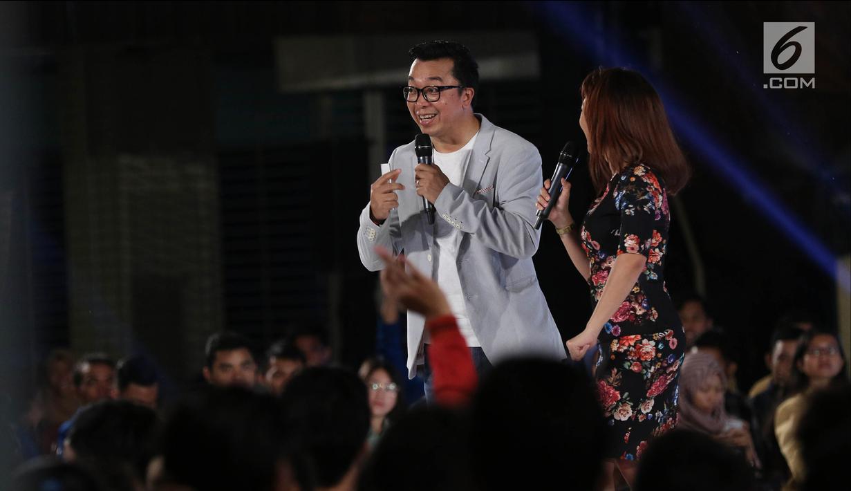 Direktur Indonesia Entertainment Production (IEP) Indra Yudhistira (kiri) saat berbicara dalam Emtek Goes To Campus (EGTC) 2018 di Universitas Gadjah Mada (UGM), Yogyakarta, Rabu (17/10). (Liputan6.com/Herman Zakharia)