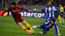 Gelandang AS Roma Nicolo Zaniolo (kiri) menggiring bola melewati bek FC Porto Alex Telles saat bertanding pada babak 16 besar Liga Champions di Stadion Olimpico, Roma, Italia, Selasa (12/2). Nicolo berhasil mencetak dua gol. (AP Photo/Andrew Medichini)