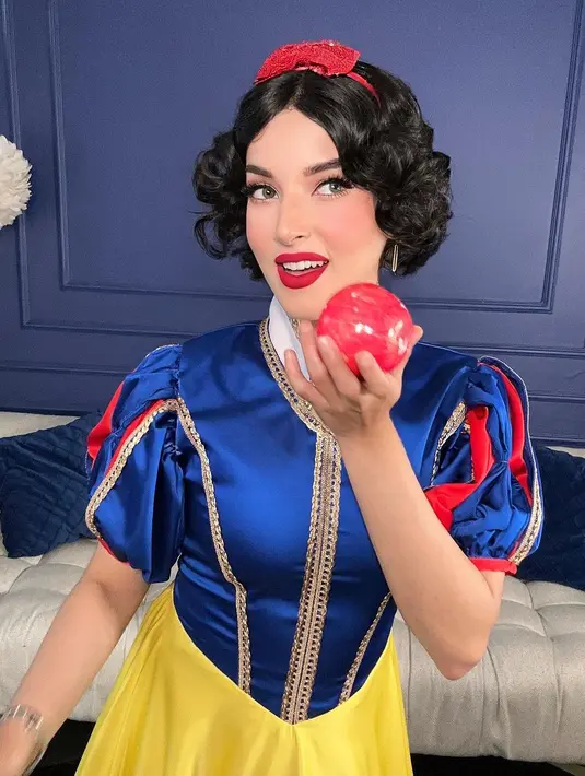 Di beberapa foto, Tasya Farasya berpose hendak memakan buah apel merah. Ini merupakan salah satu scene ikonis di film Snow White, apakah kamu ingat, Sahabat FIMELA? Foto: Instagram.