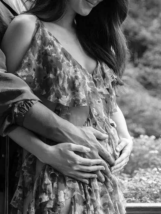 Dalam foto tersebut, Julie tampak memamerkan baby bump. Begitu juga sang suami yang dari belakang dan memegang perut artis kelahiran Jakarta 34  tahun lalu. [Instagram/julstelle]