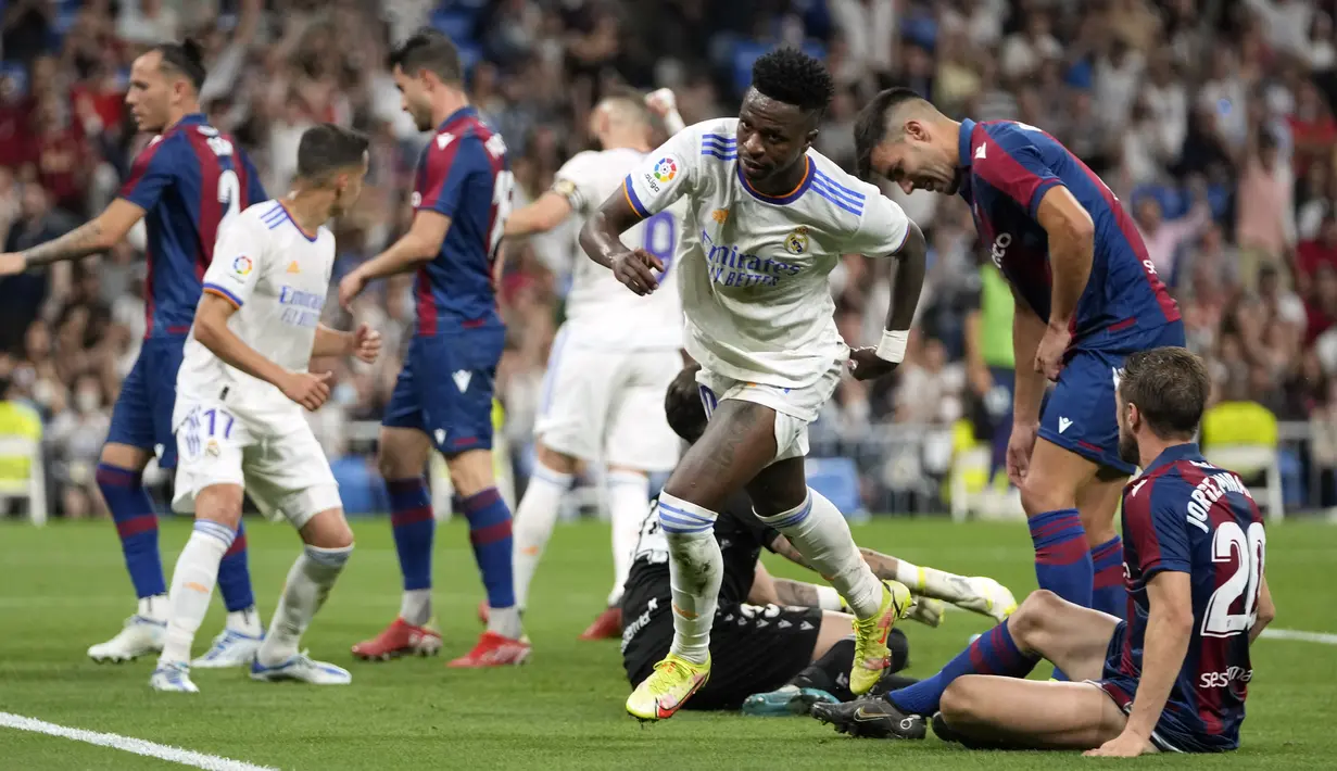 Pemain Real Madrid Vinicius Junior (tengah) melakukan selebrasi usai mencetak gol ke gawang Levante pada pertandingan sepak bola La Liga Spanyol di Stadion Santiago Bernabeu, Madrid, 12 Mei 2022. Real Madrid menang 6-0. (AP Photo/Manu Fernandez)