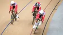 Tim balap sepeda Indonesia berkompetisi pada nomor team sprint putra UCI Track Nation Cup 2023 di Jakarta International Velodrome, Rawamangun, Jakarta, Jumat (24/2/2023). (Bola.com/Bagaskara Lazuardi)