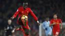 Penyerang Liverpool, Sadio Mane, mengontrol bola saat melawan Stoke. Pada laga ini The Reds menggunakan formasi 4-3-3, sementara Stoke tampil dengan skema 3-5-2. (Reuters/Carl Recine)