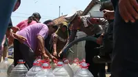 Polantas di Pemalang distribusi air bersih untuk warga yang mengalami krisis karena kemarau panjang. (Foto: Liputan6.com/Polres Pemalang)