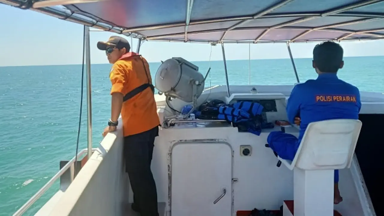 Kepolisian air Polda Riau bersama Basarnas Pekanbaru mencari korban kapal tenggelam pembawa TKI Ilegal.