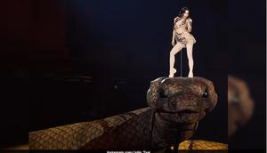 Jolin Tsai pukau penonton tunggangi ular raksasa 30 meter di konser 'Pleasure' Taipei. [IG: @jolin_cai]