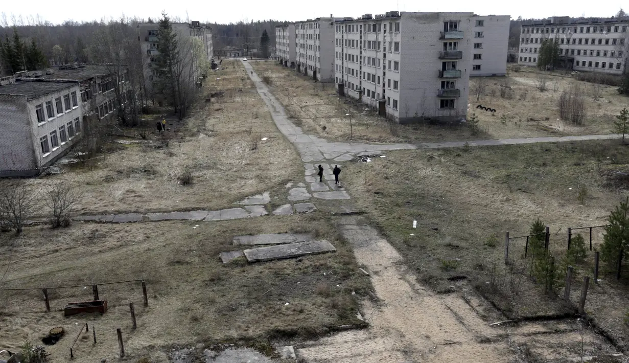  Suasana bangunan bekas kamp militer Uni Soviet di dekat Skrunda, Latvia (9/4). Pada masanya kamp ini digunakan menjadi stasiun radar militer Uni Soviet. (REUTERS/Ints Kalnins)