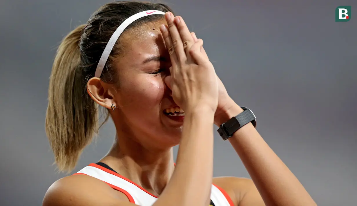Pelari Indonesia, Emilia Nova, melakukan selebrasi usai berlaga pada nomor 100 meter lari gawang Asian Games di SUGBK, Jakarta, Minggu (26/8/2018). Emilia Nova menyabet medali perak setelah membukukan waktu 13,33 detik. (Bola.com/Peksi Cahyo)