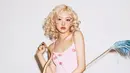 Bergaya ala cupid sembari memegang panah, Rose padukan tank top dan short Skims Sleep Cami [@roses_are_rosie]