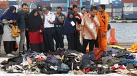 Beberapa keluarga korban jatuhnya pesawat Lion Air JT 610 melihat barang-barang temuan di Pelabuhan JICT 2, Jakarta, Rabu (31/10). 189 orang menjadi korban jatuhnya pesawat Lion Air JT-610 pada Senin (29/10) lalu. (Liputan6.com/Helmi Fithriansyah)