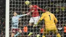 Bek Manchester United, Victor Lindelof, menyundul bola saat melawan Aston Villa pada laga Premier League di Stadion Old Trafford, Manchester, Minggu (1/12). Kedua klub bermain imbang 2-2. (AFP/Oli Scarff)