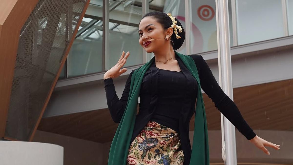 6 Potret Ariel Tatum Menari Jaipongan di Osaka, Pancarkan Pesona Kecantikan Wanita Indonesia Dibalut Kebaya