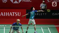 Pebulu tangkis ganda putra Indonesia Kevin Sanjaya/Marcus Gideon saat melawan pebulu tangkis ganda putra China Liu Yu Chen/Ou Xuan Yi pada babak 16 besar turnamen Daihatsu Indonesia Masters 2023 di Istora Senayan, Jakarta, Kamis (26/1/2023). The Minions gagal lolos ke babak selanjutnya karena memutuskan untuk mundur atau retired pada set ketiga akibat cedera yang dialami Marcus Gideon saat ganda China unggul dengan skor 19 - 21, 21-8, dan 11-6. (Liputa6.com/Herman Zakharia)