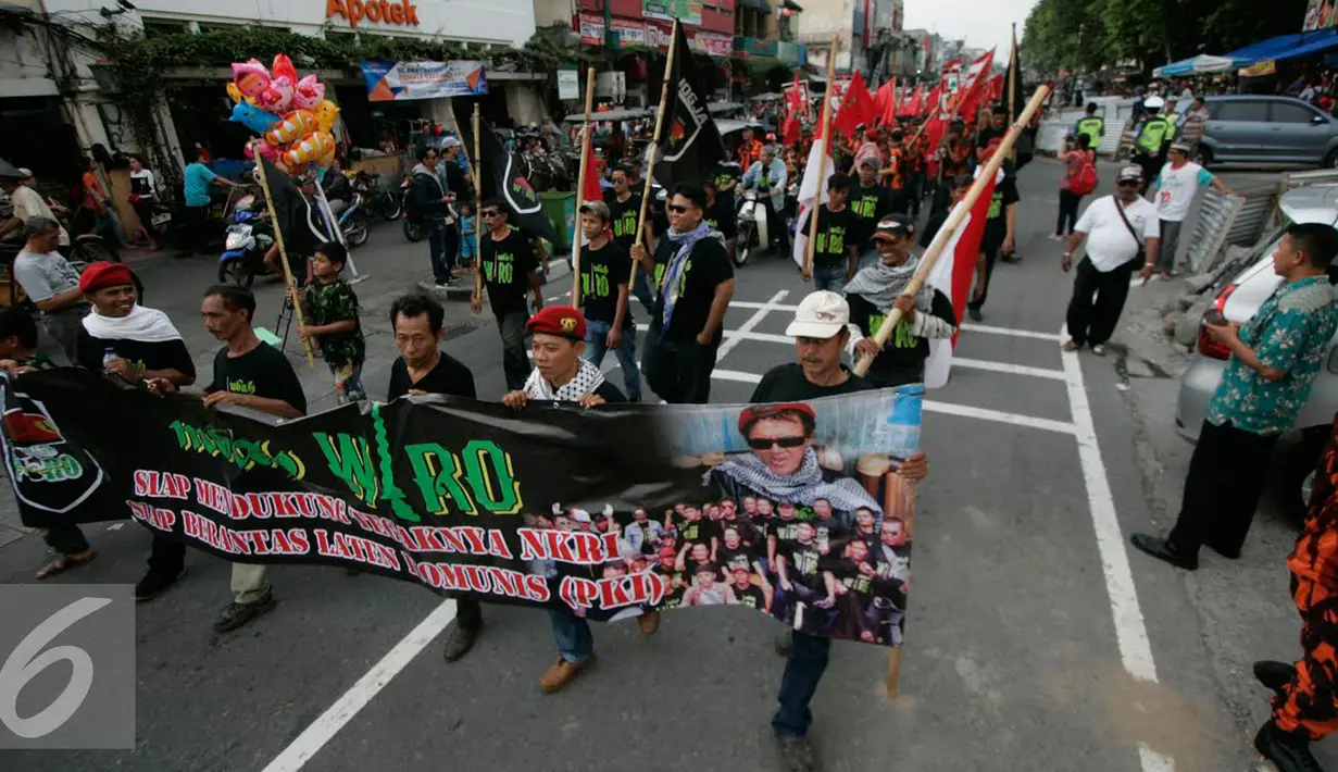 Sejumlah elemen masyarakat mengikuti aksi peringatan pemberontakan G 30 S-PKI di Jl Malioboro,Yogyakarta, Jumat (30/9). Aksi ini dilakukan untuk menangkal paham komunisme di Indonesia. (Liputan6.com/ Boy Harjanto)