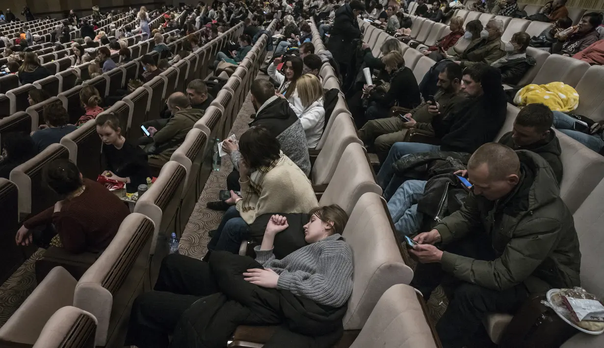 Pengungsi Ukraina beristirahat di pusat bantuan regional di Pusat Kongres Praha di Praha, Republik Ceko (7/3/2022). Meskipun Ceko tidak berbatasan langsung dengan Ukraina, pengungsi dari Ukraina kini mulai berdatangan ke Negara itu. (AFP/Michal Cizek)