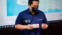 Menteri BUMN Erick Thohir didampingi Direktur Utama PT Bio Farma (Persero) Honesti Basyir melakukan peninjauan command center, fasilitas produksi serta penyimpanan vaksin Covid-19 di PT Bio Farma, Kamis (7/1/2021).
