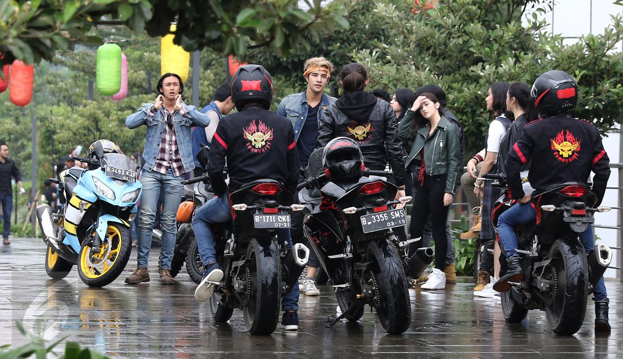 Pemain sinetron Anak Langit berkumpul saat Meet and Greet Sinemart All Star di kawasan Bintaro, Tangsel, Senin (20/2). (Liputan6.com/Herman Zakharia)