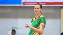 Alaina Bergsma, tengah santai tapi serius ketika berlatih  bersama tim putri Gresik Petrokimia di Gor Ken Arok, Malang, Sabtu (20/2/2016). (Bola.com / Nicklas Hanoatubun)