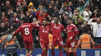 Skuad Liverpool merayakan gol Ryan Gravenberch (kedua dari kanan) di laga lawan Everton di pekan kelima Liga Inggris 2025/2026 di Anfield, sabtu (20/09/2025). (AP Photo/Rui Vieira)