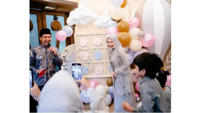 6 Potret Gender Reveal dan Tasyakuran 4 Bulan Kehamilan Istri Chand Kelvin