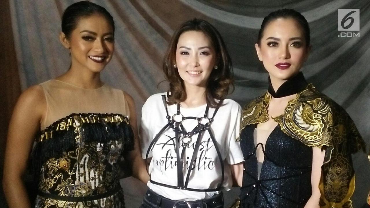 Ririn Ekawati dan adik, Rini Yulianti bersama desainer Catherine Njoo