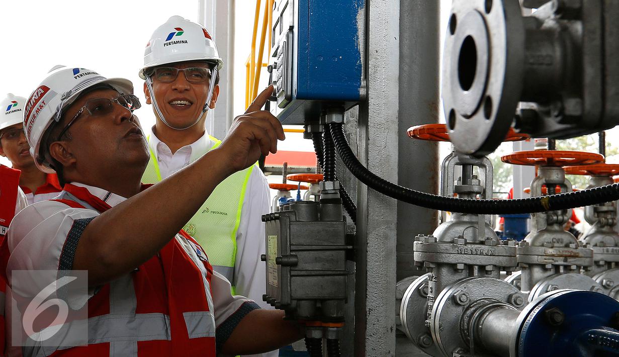 Direktur Pemasaran PT Pertamina Ahmad Bambang (kiri) meninjau di TSP Batakan, di Balikpapan, Senin (21/9/2015). Terminal ini untuk memperkuat distribusi pelumas Pertamina di Kalimantan Timur, Utara dan Selatan. (Liputn6.com/Yoppy Renato)