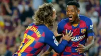 Ansu Fati bersama Antoine Griezmann merayakan gol Barcelona ke gawang Valencia. (AFP/Pau Barrena)