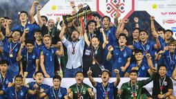 Pelatih kepala timnas Thailand Alexandre Polking memegang trofi Piala AFF 2022 usai mengalahkan Vietnam dalam laga final di Stadion Thammasat, Pathum Thani, Senin (16/1/2023). Timnas Thailand keluar sebagai juara usai menang dengan skor 1-0. (AP Photo/Kittinun Rodsupan)