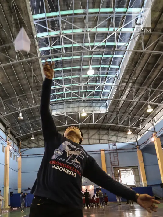 Peserta menerbangkan pesawat kertas pada kompetisi final Red Bull Paper Wings 2019 di Universitas Tarumanagara, Jakarta, Jumat (5/4). Kompetisi diikuti pelajar dan mahasiswa se Jabodetabek. (Liputan6.com/Fery Pradolo)