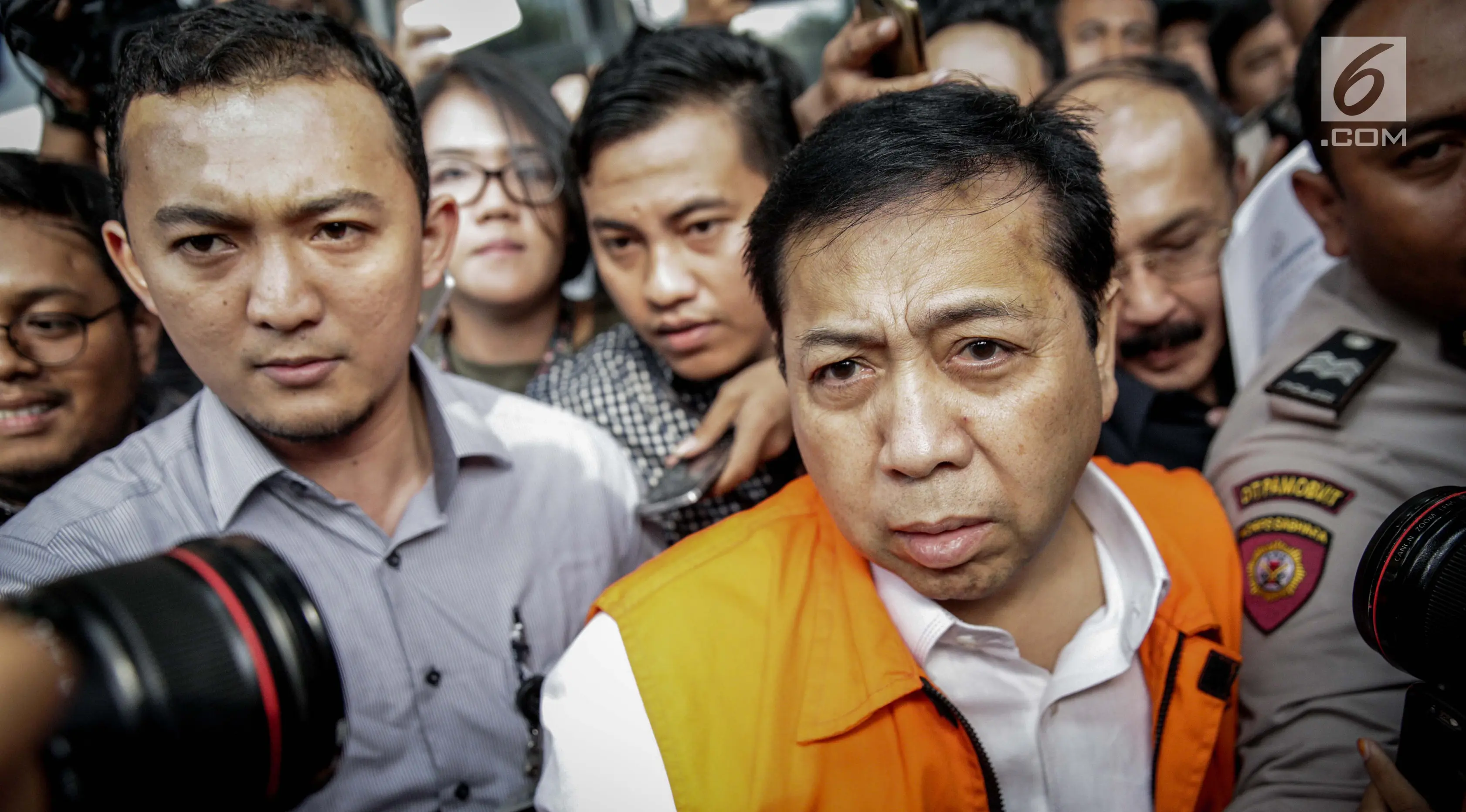 Tersangka kasus korupsi E-KTP Setya Novanto meninggalkan gedung KPK usai menjalani pemeriksaan di Jakarta, Selasa (21/11). Novanto memilih diam sembari dituntun menuju ke mobil tahanan untuk dibawa kembali ke rutan KPK. (Liputan6.com/Faizal Fanani)