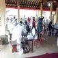 Suasana saat petugas melakukan rapid test pada warga di Banjar Serokadan, Desa Abuan, Kecamatan Susut, kabupaten Bangli, Bali