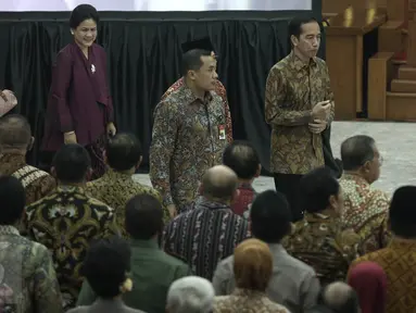 Presiden Joko Widodo bersama Ibu Negara Iriana hadiri peringatan lahirnya Pancasila di Gedung Merdeka, Bandung, Jawa Barat, (1/6/2016). Jokowi  mengenakan kemeja batik lengan panjang dan langsung menempati kursi paling depan. (Liputan6.com/Faizal Fanani)