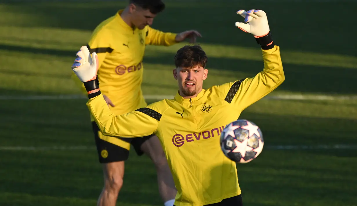 Kiper Borussia Dortmund, Gregor Kobel, ikut serta dalam sesi latihan jelang menghadapi Chelsea pada Liga Champion, di Dortmund, Jerman, Selasa (14/2/2023). Dalam enam laga terakhir di semua kompetisi, Marco Reus dan kawan-kawan tak pernah gagal membungkus kemenangan. (Ina FASSBENDER / AFP )